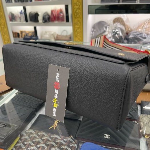 東區正精品㊣BURBERRY 8017462 全新黑色皮革拼格紋金釦釦式翻蓋條紋背帶肩背包斜背包 RZ2885-8