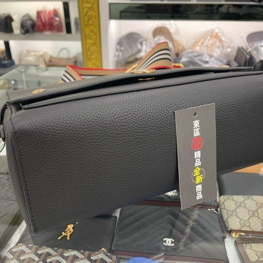 東區正精品㊣BURBERRY 8017462 全新黑色皮革拼格紋金釦釦式翻蓋條紋背帶肩背包斜背包 RZ2885-9