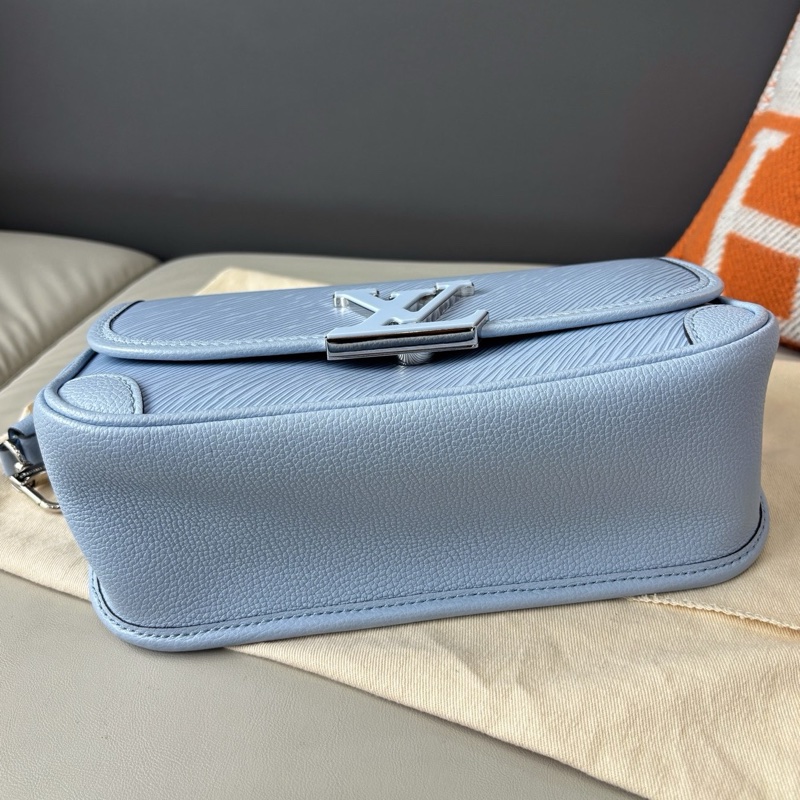 【近新閒置品】Louis Vuitton 路易威登 LV 淺藍色水波紋Buci法棍包手拿單肩斜挎包芯片款-6