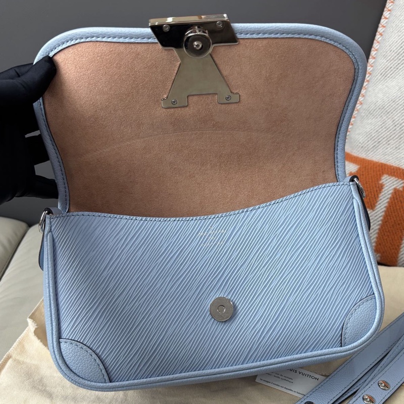 【近新閒置品】Louis Vuitton 路易威登 LV 淺藍色水波紋Buci法棍包手拿單肩斜挎包芯片款-7