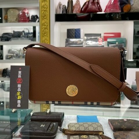 東區正精品㊣BURBERRY 8025161 全新焦糖色皮革拼格紋金釦釦式翻蓋肩背包斜背包小款 RZ2936