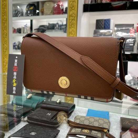 東區正精品㊣BURBERRY 8025161 全新焦糖色皮革拼格紋金釦釦式翻蓋肩背包斜背包小款 RZ2936-1