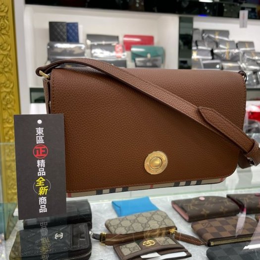 東區正精品㊣BURBERRY 8025161 全新焦糖色皮革拼格紋金釦釦式翻蓋肩背包斜背包小款 RZ2936-2