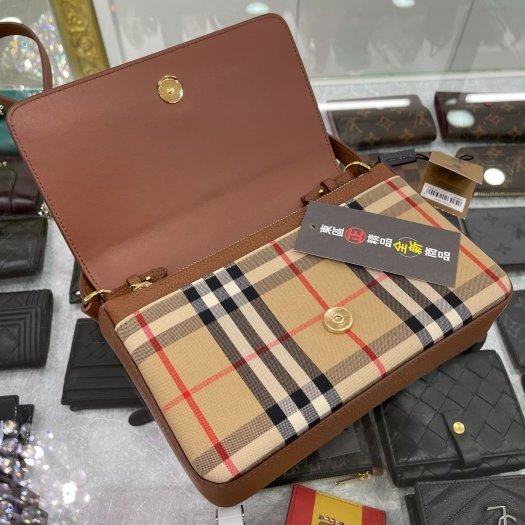 東區正精品㊣BURBERRY 8025161 全新焦糖色皮革拼格紋金釦釦式翻蓋肩背包斜背包小款 RZ2936-3