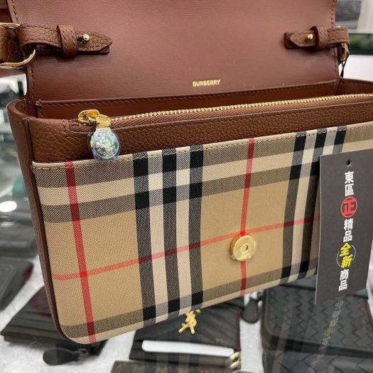 東區正精品㊣BURBERRY 8025161 全新焦糖色皮革拼格紋金釦釦式翻蓋肩背包斜背包小款 RZ2936-5