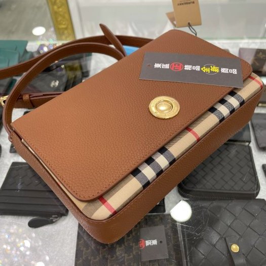 東區正精品㊣BURBERRY 8025161 全新焦糖色皮革拼格紋金釦釦式翻蓋肩背包斜背包小款 RZ2936-6