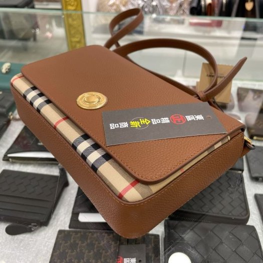 東區正精品㊣BURBERRY 8025161 全新焦糖色皮革拼格紋金釦釦式翻蓋肩背包斜背包小款 RZ2936-7