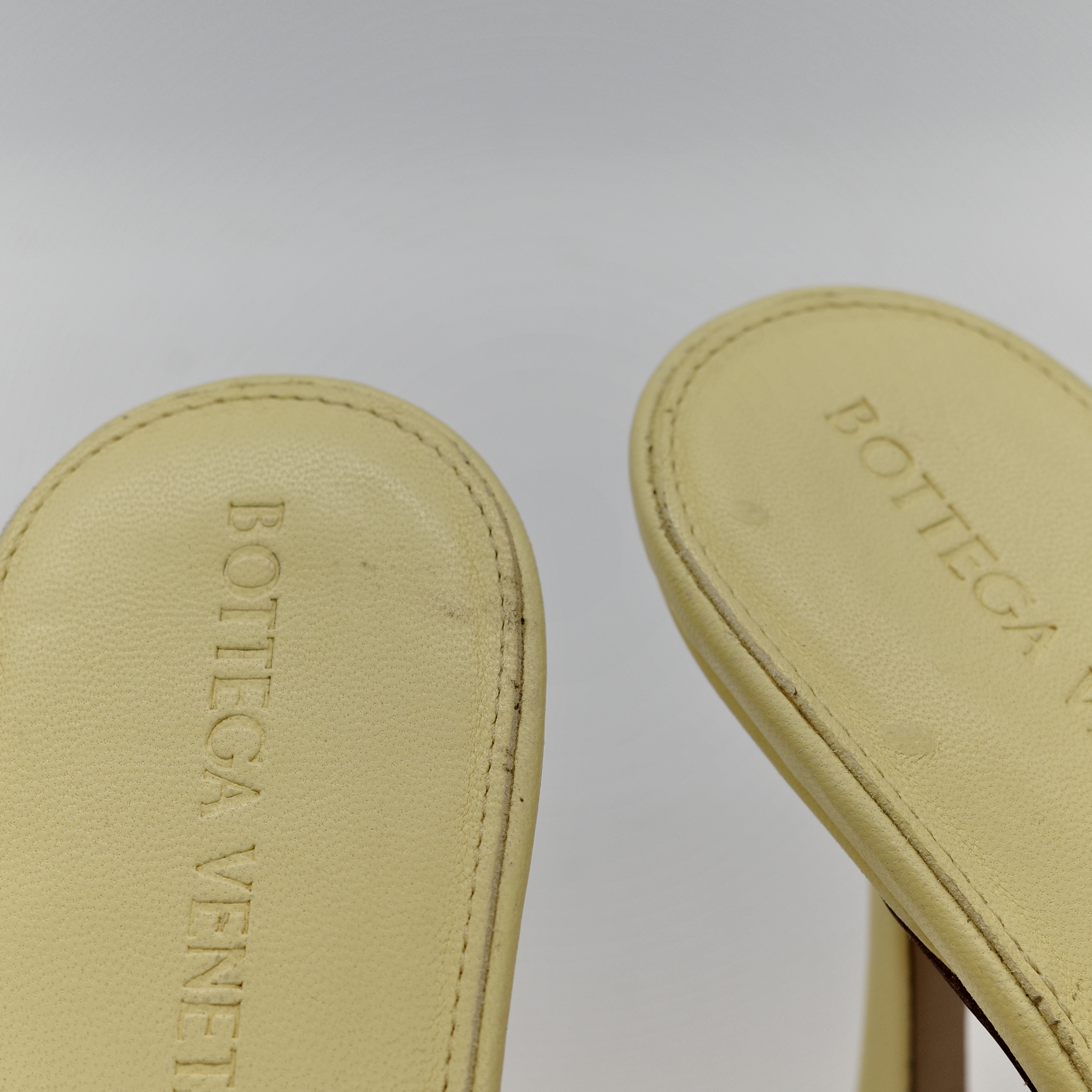 BOTTEGA VENETA 檸檬黃高跟涼鞋-9