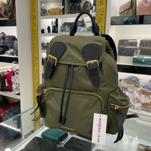 東區正精品㊣ BURBERRY 4016623 綠色尼龍黑扣多口袋束口拼接皮革後背包中款 RA1356-2