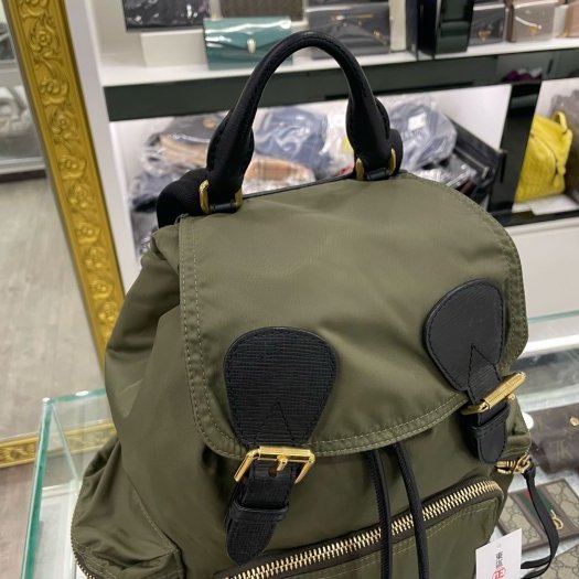 東區正精品㊣ BURBERRY 4016623 綠色尼龍黑扣多口袋束口拼接皮革後背包中款 RA1356-3
