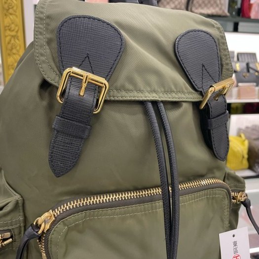 東區正精品㊣ BURBERRY 4016623 綠色尼龍黑扣多口袋束口拼接皮革後背包中款 RA1356-4