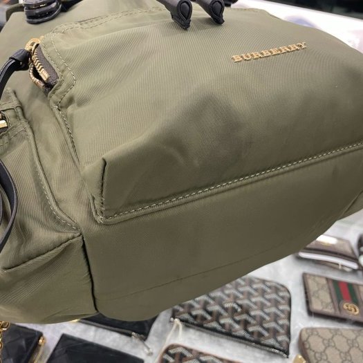 東區正精品㊣ BURBERRY 4016623 綠色尼龍黑扣多口袋束口拼接皮革後背包中款 RA1356-5