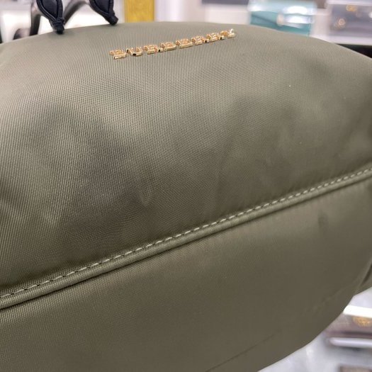 東區正精品㊣ BURBERRY 4016623 綠色尼龍黑扣多口袋束口拼接皮革後背包中款 RA1356-7