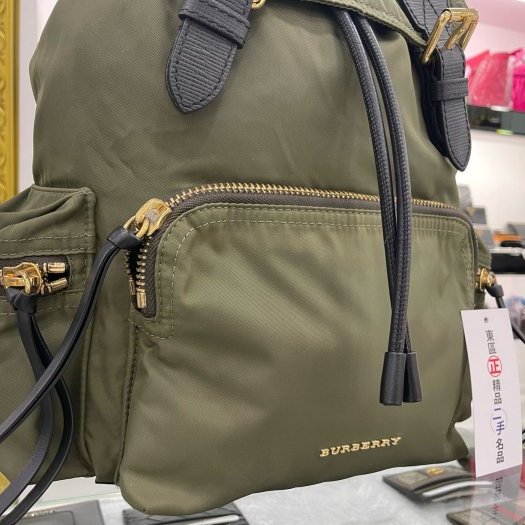 東區正精品㊣ BURBERRY 4016623 綠色尼龍黑扣多口袋束口拼接皮革後背包中款 RA1356-8