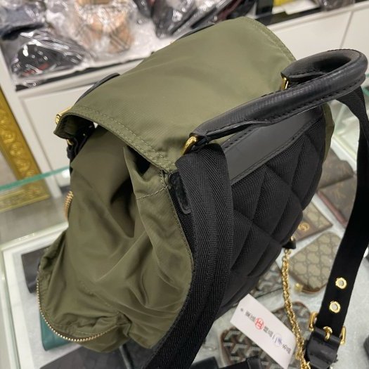 東區正精品㊣ BURBERRY 4016623 綠色尼龍黑扣多口袋束口拼接皮革後背包中款 RA1356-9
