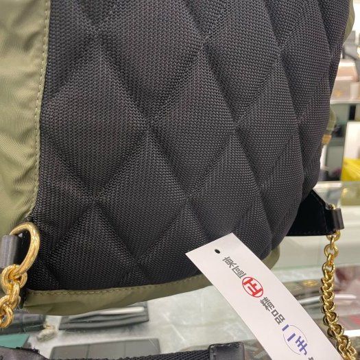 東區正精品㊣ BURBERRY 4016623 綠色尼龍黑扣多口袋束口拼接皮革後背包中款 RA1356-10