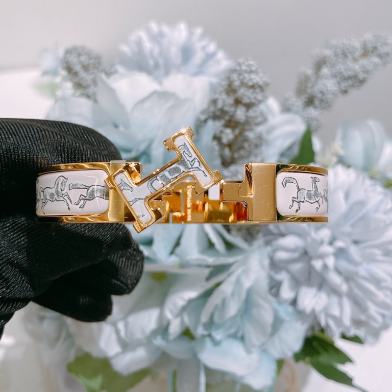 TW4864 Hermes 愛馬仕 H手鐲 特別版 奔騰的馬群 Chevaux en Liberte Clic H Bracelet PM Beige Lin x GHW-5