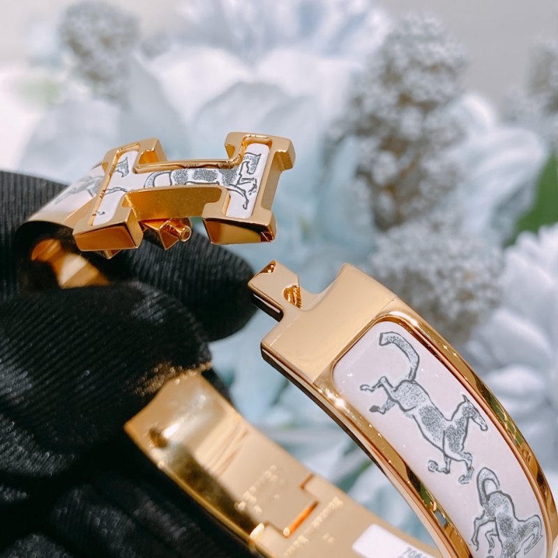 TW4864 Hermes 愛馬仕 H手鐲 特別版 奔騰的馬群 Chevaux en Liberte Clic H Bracelet PM Beige Lin x GHW-6