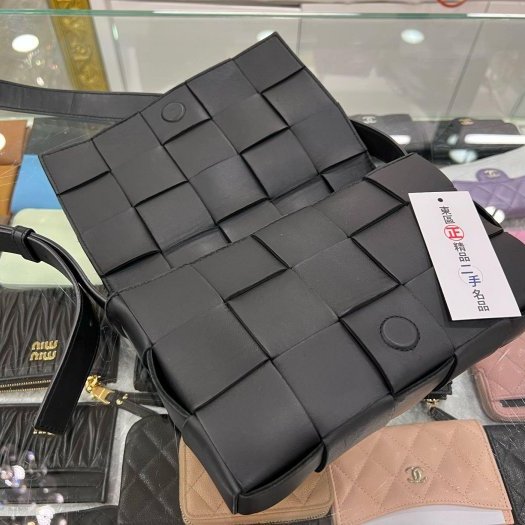 東區正精品㊣BV Bottega Veneta 578004 黑色小羊皮大編織Leather crossbody斜肩包側背包卡帶包 RZ5377-2