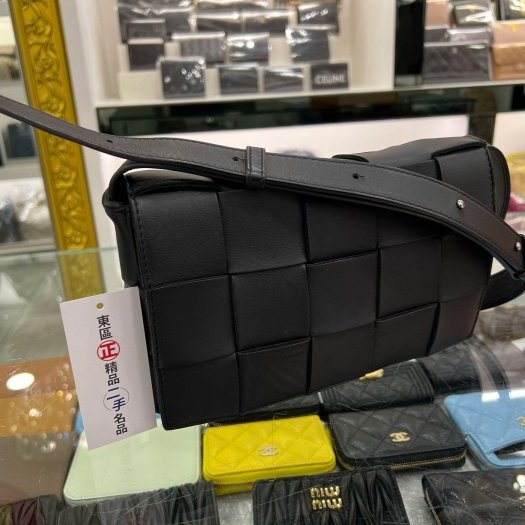 東區正精品㊣BV Bottega Veneta 578004 黑色小羊皮大編織Leather crossbody斜肩包側背包卡帶包 RZ5377-4