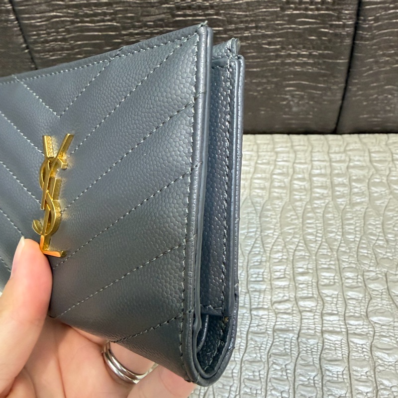 YSL 灰魚子醬牛皮金釦8卡對釦短夾-2