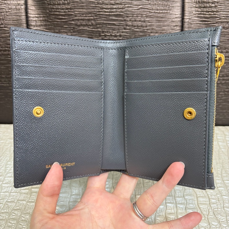 YSL 灰魚子醬牛皮金釦8卡對釦短夾-6