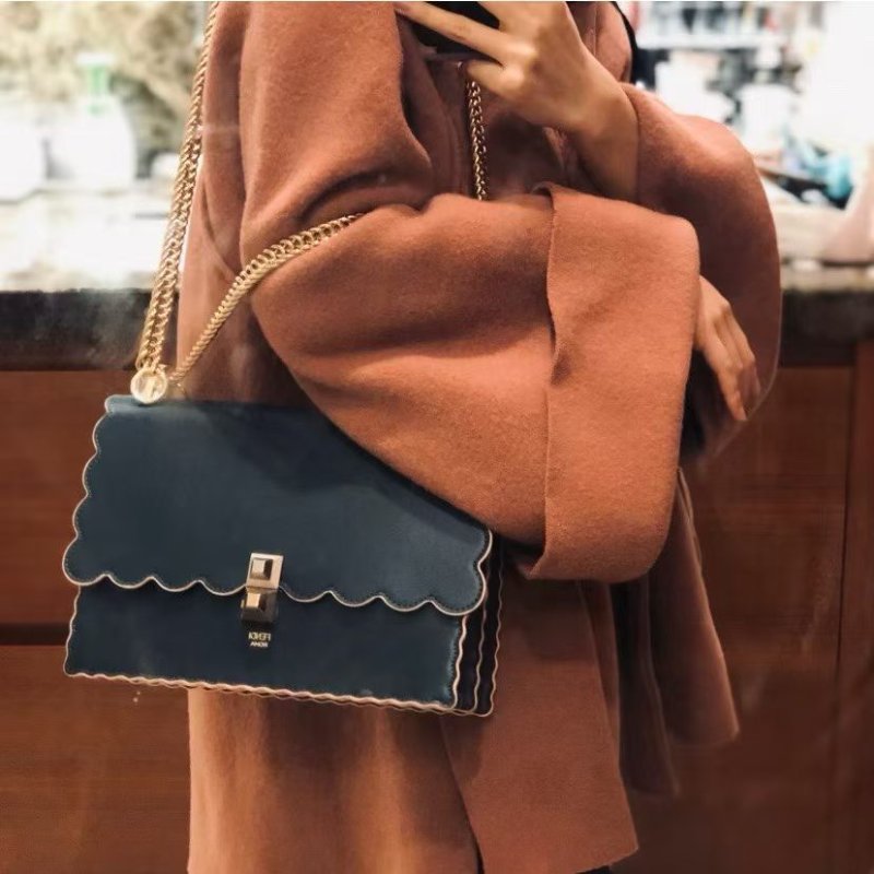 Fendi Kanl系列鏈條包 黑色金扣 牛皮 25*18*5 98新配件塵袋 肩帶 鏈條-0