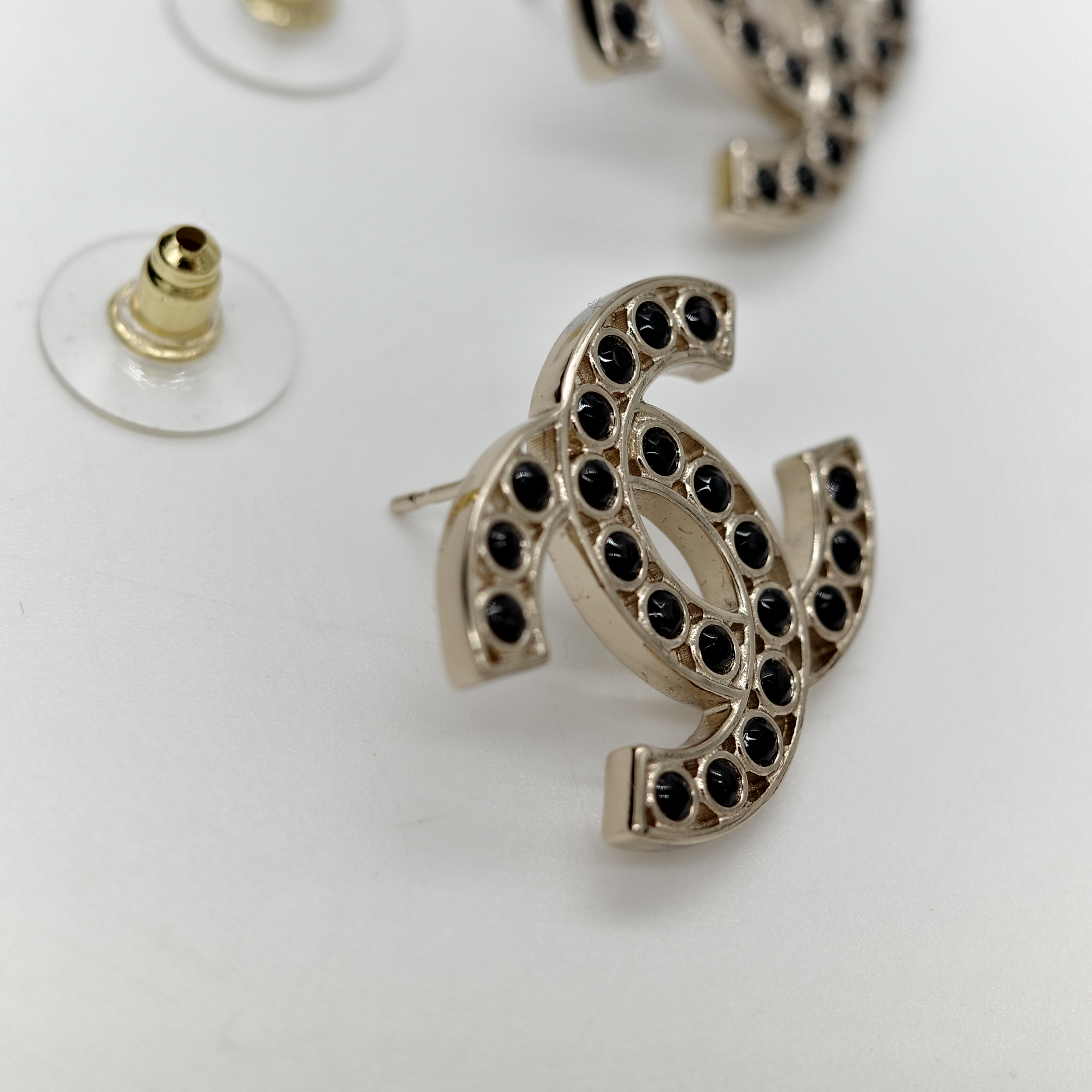 Chanel香奈兒 CC Logo 黑水鑽 耳針 耳環-6