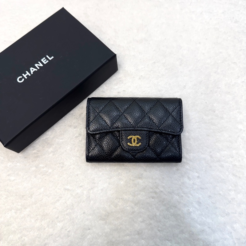 香奈兒CHANEL黑色粒紋牛皮金釦Classic下蓋卡包AP0214-1