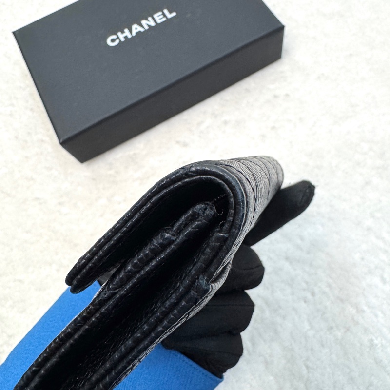 香奈兒CHANEL黑色粒紋牛皮金釦Classic下蓋卡包AP0214-13