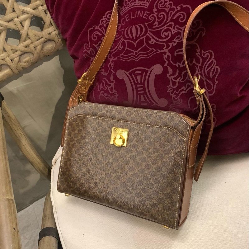 Celine Vintage Monogram Shoulder Bag With Gold Hardware 女裝馬蹄扣老花側/斜孭袋-0