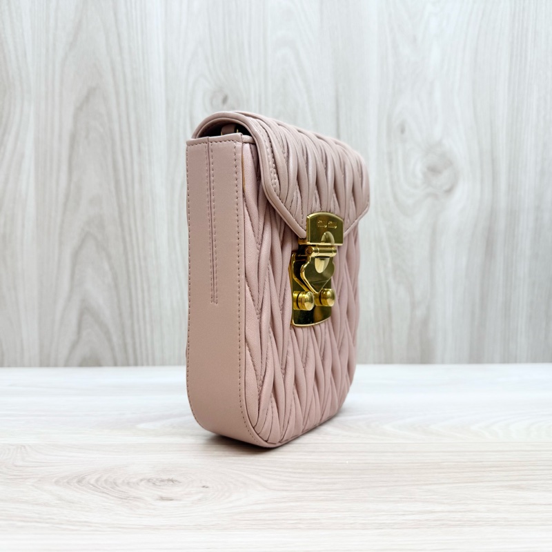 miu miu🩷粉色matelasse mini bag 手機包-4