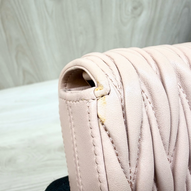 miu miu🩷粉色matelasse mini bag 手機包-11