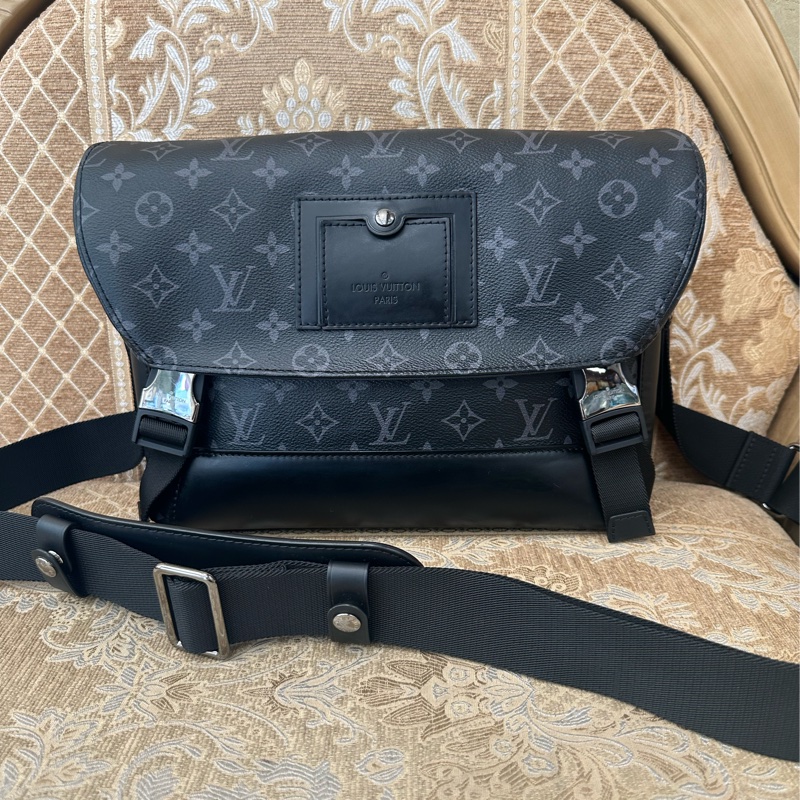 LV 黑灰原花銀釦Messenger Voyager PM下蓋插釦式斜背郵差包M40511-0