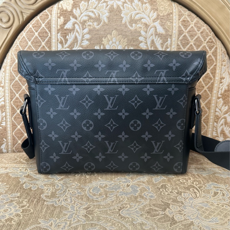 LV 黑灰原花銀釦Messenger Voyager PM下蓋插釦式斜背郵差包M40511-1