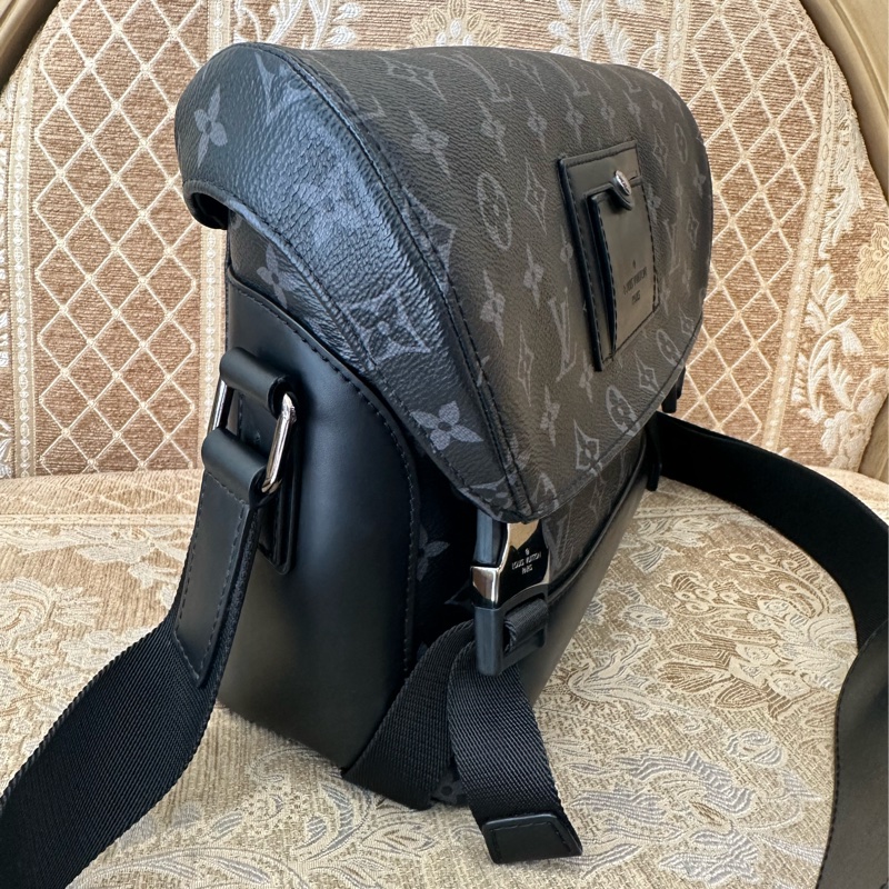 LV 黑灰原花銀釦Messenger Voyager PM下蓋插釦式斜背郵差包M40511-2