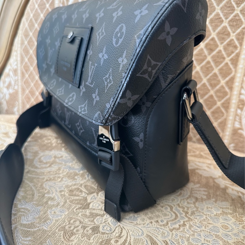 LV 黑灰原花銀釦Messenger Voyager PM下蓋插釦式斜背郵差包M40511-3