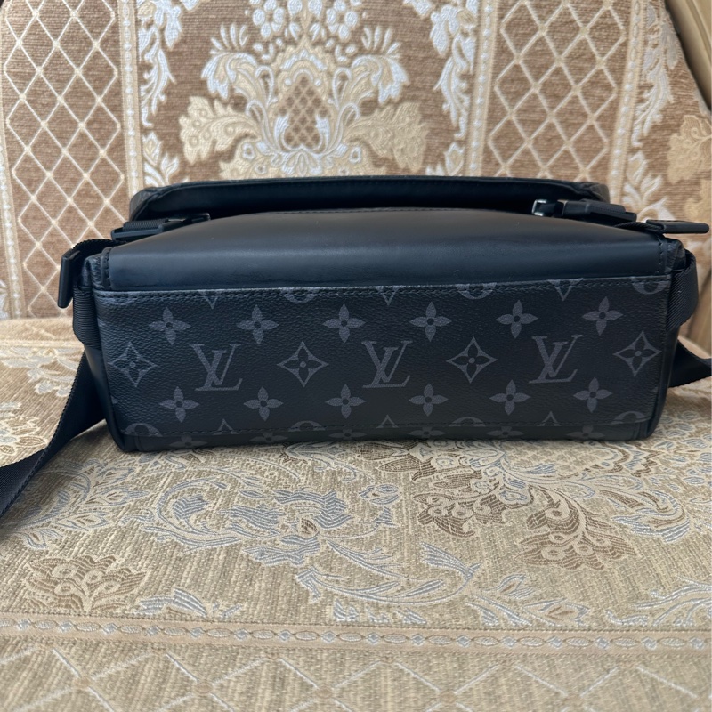 LV 黑灰原花銀釦Messenger Voyager PM下蓋插釦式斜背郵差包M40511-5
