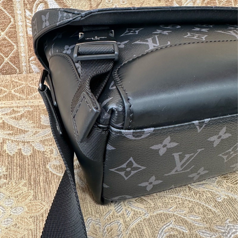 LV 黑灰原花銀釦Messenger Voyager PM下蓋插釦式斜背郵差包M40511-6