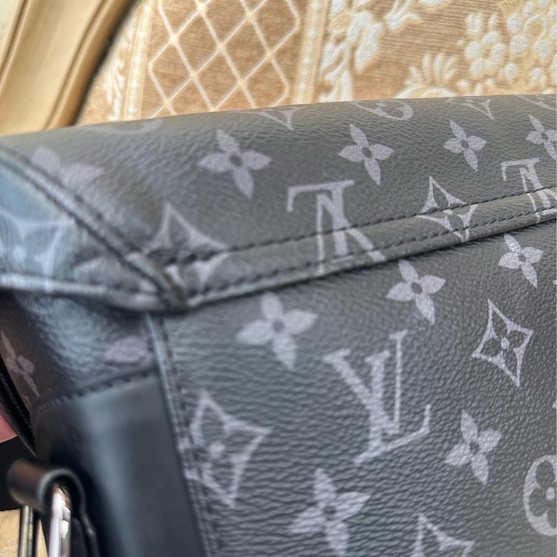 LV 黑灰原花銀釦Messenger Voyager PM下蓋插釦式斜背郵差包M40511-9