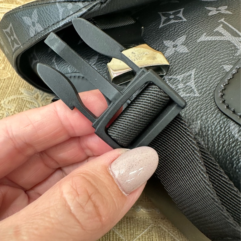 LV 黑灰原花銀釦Messenger Voyager PM下蓋插釦式斜背郵差包M40511-11