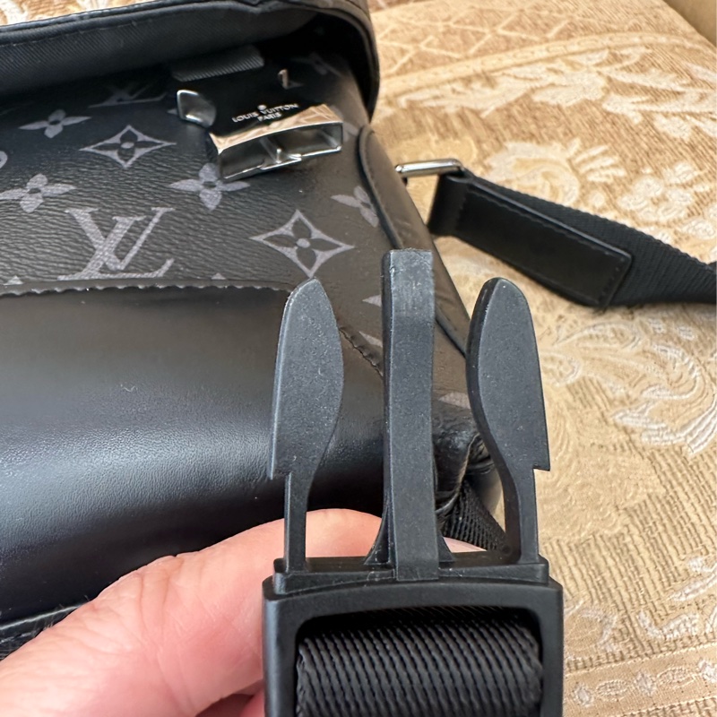 LV 黑灰原花銀釦Messenger Voyager PM下蓋插釦式斜背郵差包M40511-12