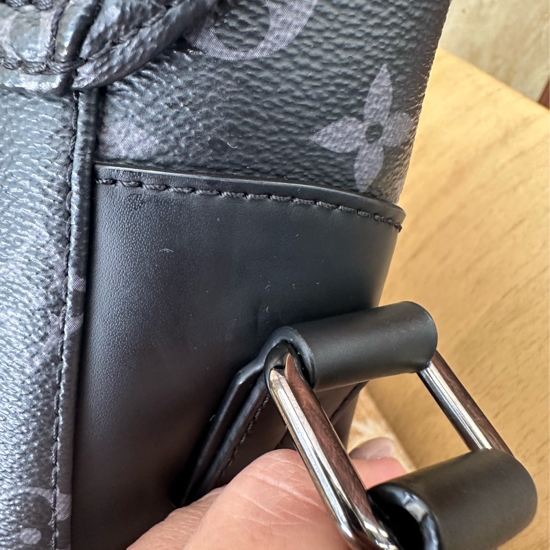 LV 黑灰原花銀釦Messenger Voyager PM下蓋插釦式斜背郵差包M40511-16