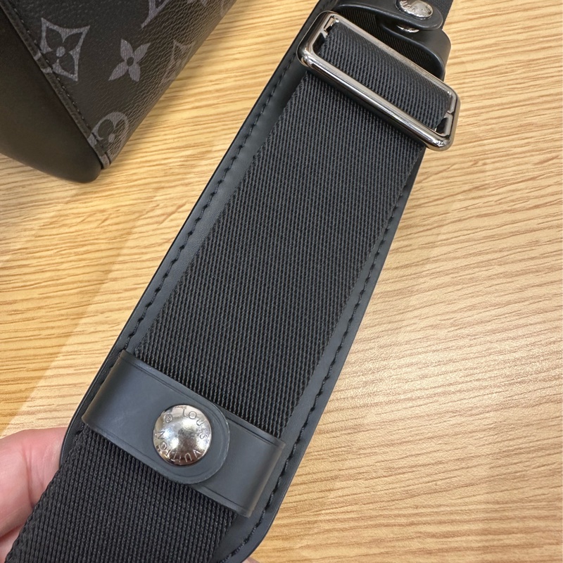 LV 黑灰原花銀釦Messenger Voyager PM下蓋插釦式斜背郵差包M40511-19