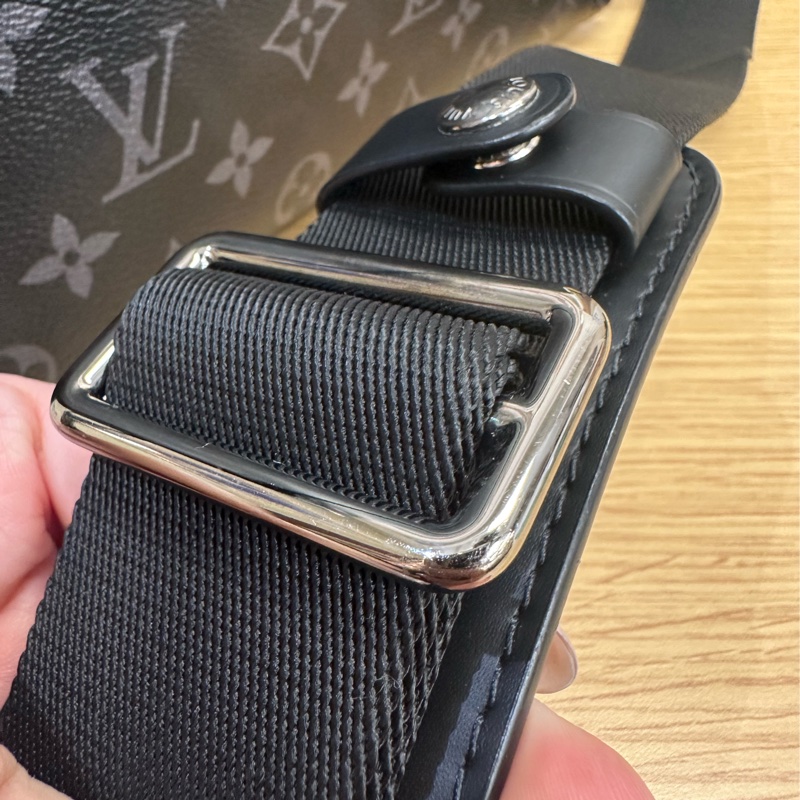 LV 黑灰原花銀釦Messenger Voyager PM下蓋插釦式斜背郵差包M40511-20