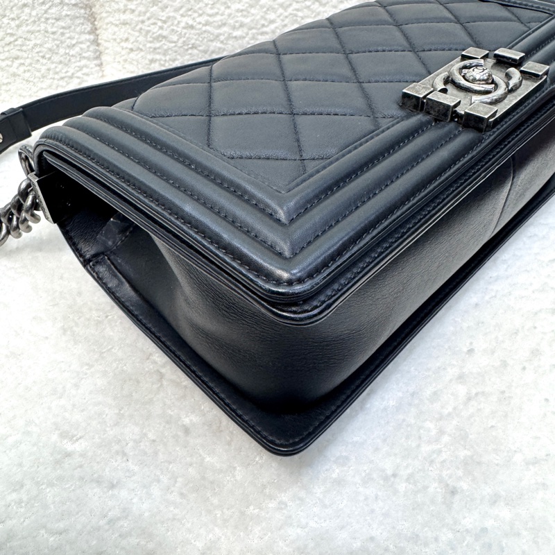 香奈兒CHANEL黑色小牛皮銀釦大菱格紋BOY25肩背包A67086 經典帥氣天菜 🖤-19