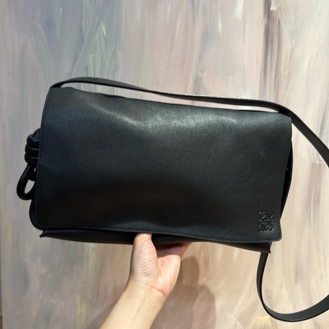 Loewe 小牛皮黑色郵差包/扭結包
