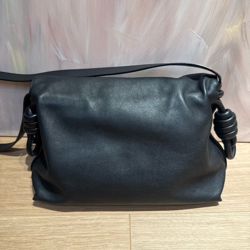Loewe 小牛皮黑色郵差包/扭結包-1