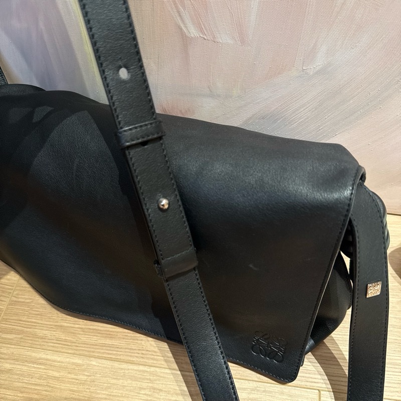 Loewe 小牛皮黑色郵差包/扭結包-3