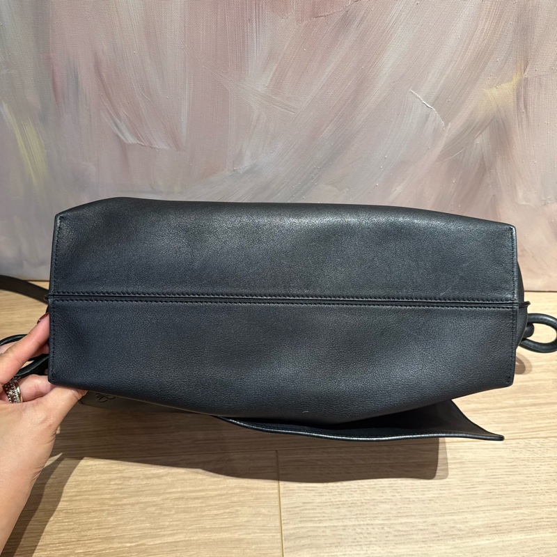 Loewe 小牛皮黑色郵差包/扭結包-7